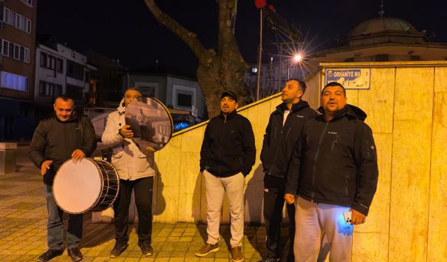 Bursa'da Roman derneği üyeleri, vatandaşları sahura ilahilerle kaldırdı