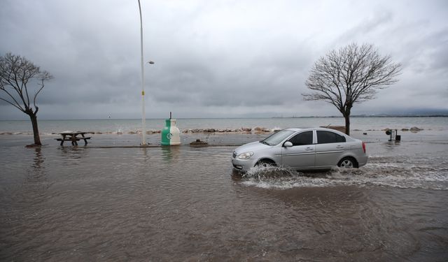 Bursa'nın deniz kıyılarında şiddetli fırtına etkili oluyor