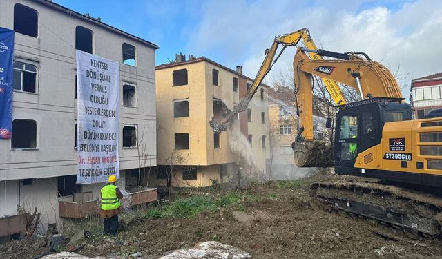 Büyükçekmece'de deprem açısından 'yüksek riskli' 2 bina yıkıldı