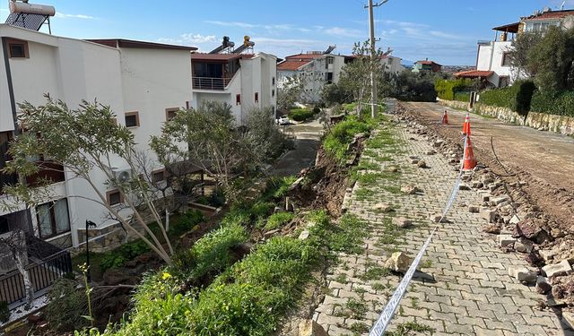 Çanakkale'de bir sitenin istinat duvarı çöktü