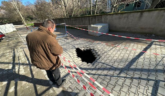 Çanakkale'de çöken yolda 2 metre derinliğinde çukur oluştu