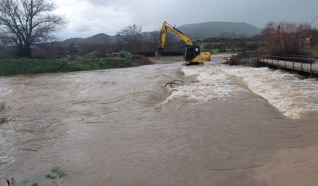Çanakkale'de taşan Menderes Çayı yakınındaki hayvan barınağında mahsur kalan kişi kurtarıldı
