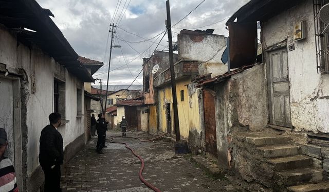 Çankırı'da metruk bir evde çıkan yangın söndürüldü
