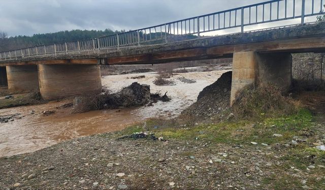 Çorum'da ayağı yıkılan köprü ulaşıma kapatıldı
