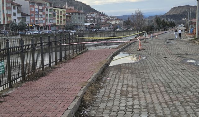 Çorum'da çay yatağı kenarındaki istinat duvarı çöktü