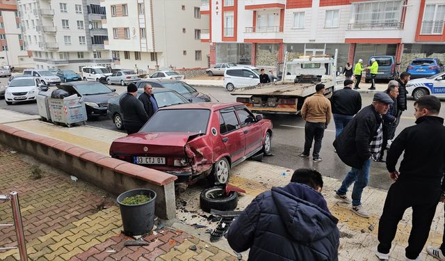 Çorum'da kamyonetin park halindeki araçlara çarptığı kaza güvenlik kamerasında