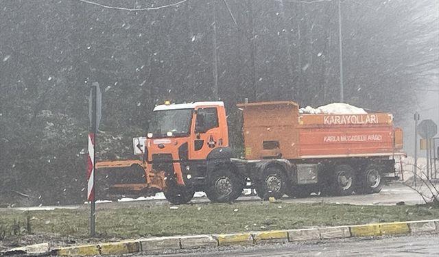 D-100 kara yolu Bolu Dağı geçişinde kar yağışı etkili oluyor