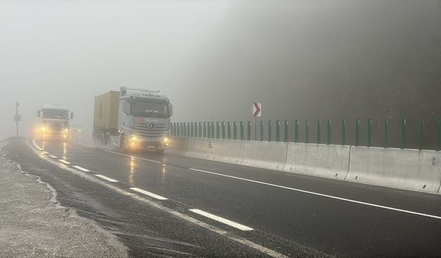 D-100 kara yolunun Bolu Dağı geçişinde sağanak ve sis etkili oldu