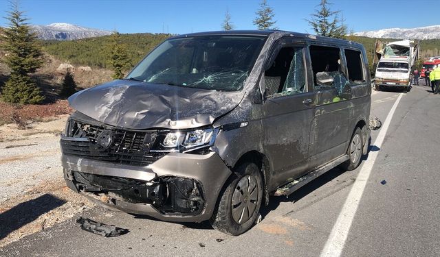 Denizli'de kamyonetin minivana çarptığı kazada baba ile oğlu öldü, 1 kişi yaralandı