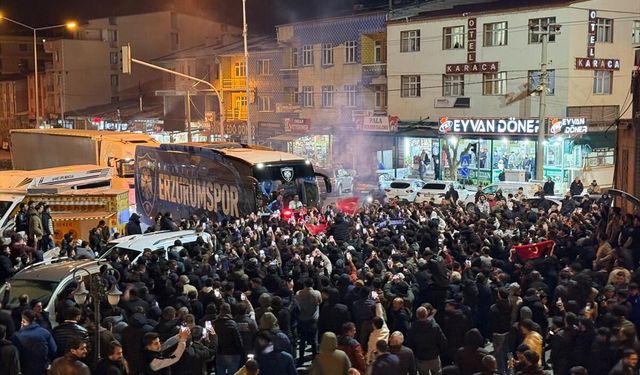 Deplasmandan galibiyetle dönen lider Erzurumspor FK, kentte coşkuyla karşılandı