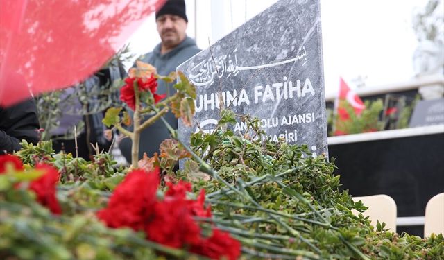 Depremde yaşamını yitiren AA muhabiri Burak Milli, Hatay'daki mezarı başında anıldı