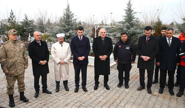 Diyarbakır'da 6 Şubat depremlerinde hayatını kaybedenlerin mezarları ziyaret edildi