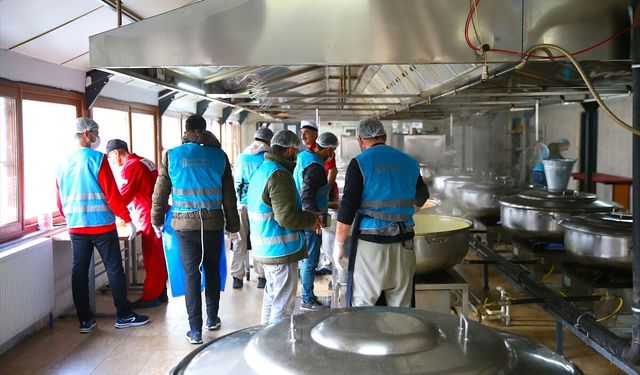 Diyarbakır'da ihtiyaç sahiplerinin iftardaki yemekleri Türk Kızılay Aşevi'nde hükümlülerce hazırlanıyor