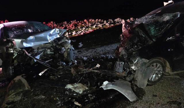 Diyarbakır'da iki aracın çarpıştığı kazada 5 kişi öldü, 2 kişi yaralandı