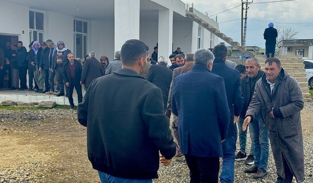 Diyarbakır'da iki aracın çarpıştığı kazada hayatını kaybeden 5 kişinin cenazesi defnedildi