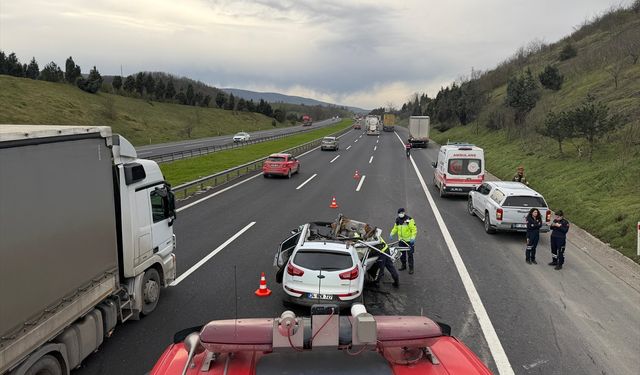 Düzce'de tıra çarpan SUV tipi araçtaki 1 kişi öldü, 1 kişi yaralandı