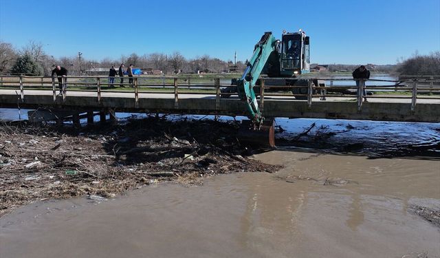 Edirne'de suyun sürüklediği ağaç gövdeleri ve çöplerle tıkanan köprü gözleri temizleniyor