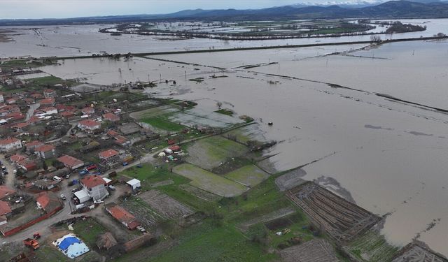 Edirne'de yatağından çıkan Tunca ve Meriç tarım arazilerini sular altında bıraktı