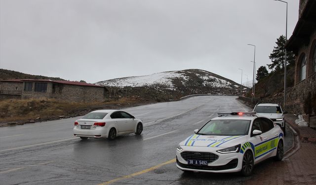 Erciyes Kayak Merkezi'ne ulaşımı sağlayan kara yolu yoğun kar yağışı ve tipi nedeniyle trafiğe kapatıldı