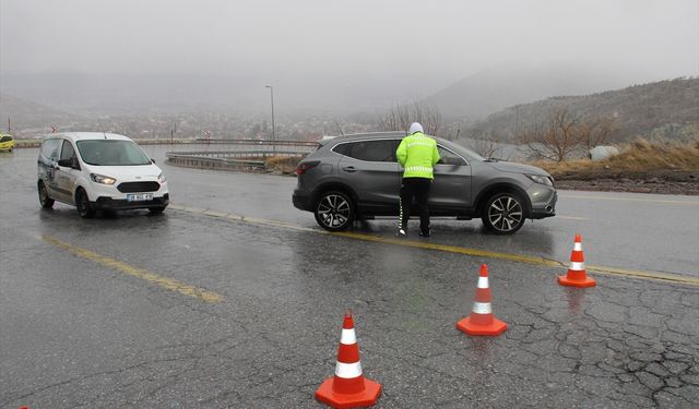 Erciyes'e ulaşımı sağlayan kara yolu yoğun kar yağışı ve tipi nedeniyle trafiğe kapatıldı