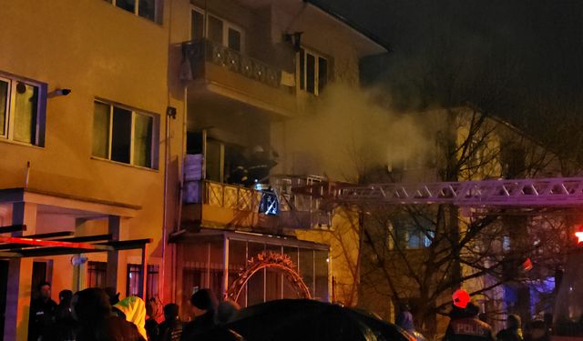 Erzincan'da apartman dairesinde çıkan yangında 8 kişi dumandan etkilendi