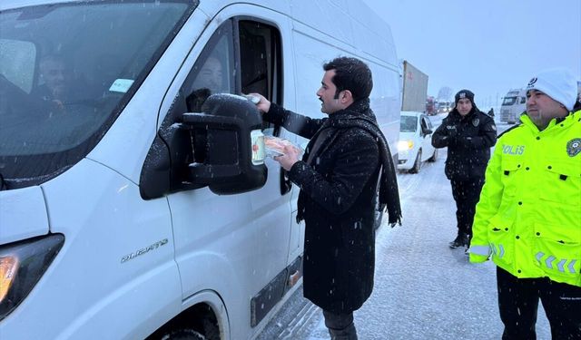 Erzincan'daki kar ve tipi nedeniyle kara yollarında ulaşım güçlükle sağlanıyor