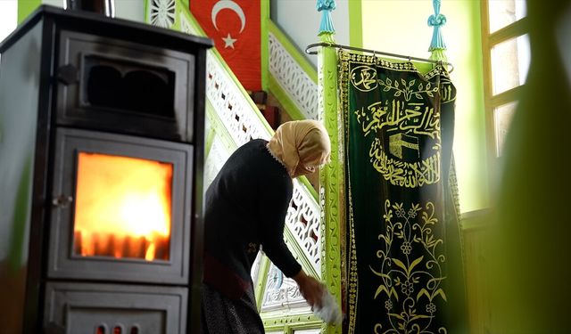 Erzincan'daki tarihi cami, imece usulüyle temizlendi