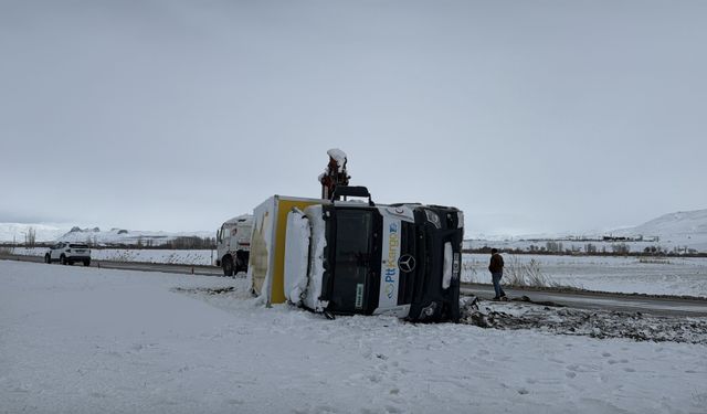 Erzurum-Erzincan kara yolunda ulaşım güçlükle sağlanıyor
