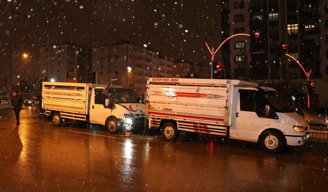 Erzurum'da 3 aracın karıştığı kazada 9 kişi yaralandı
