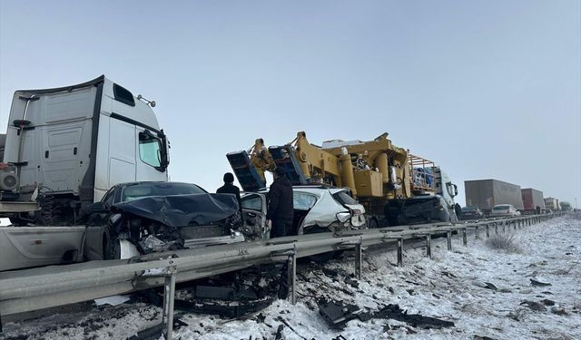 Erzurum'da çok sayıda aracın karıştığı zincirleme trafik kazası meydana geldi