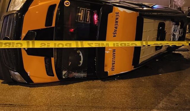 Erzurum'da hafif ticari araçla çarpışan minibüsün devrilme anı kamerada