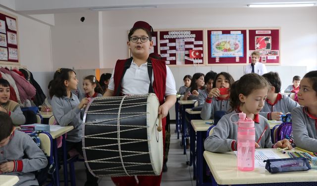 Erzurum'da ilkokul öğrencileri ramazanı davul ve manilerle karşıladı