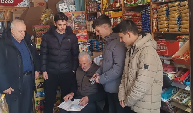 Erzurum'da öğrenciler harçlıklarıyla veresiye defterindeki borcu ödedi