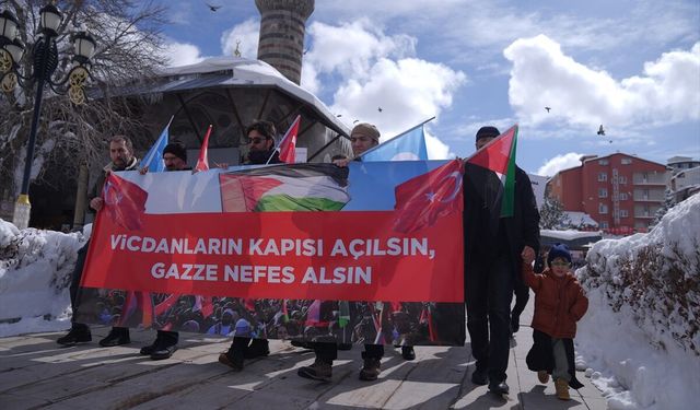 Erzurum'da sağlıkçılar Gazze için sessiz yürüyüşlerini 120. haftada sürdürdü