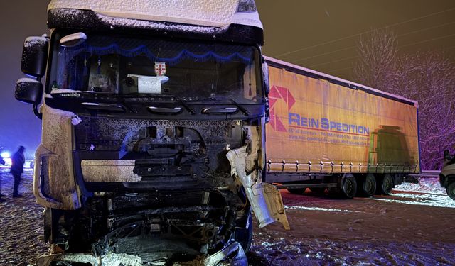 Erzurum'da tır ile çarpışan SUV tipi araçtaki 4 kişi hayatını kaybetti