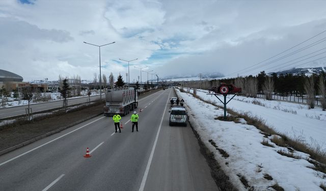 Erzurum'da yol kenarında sergilenen hurda araçlar trafikte farkındalık oluşturuyor