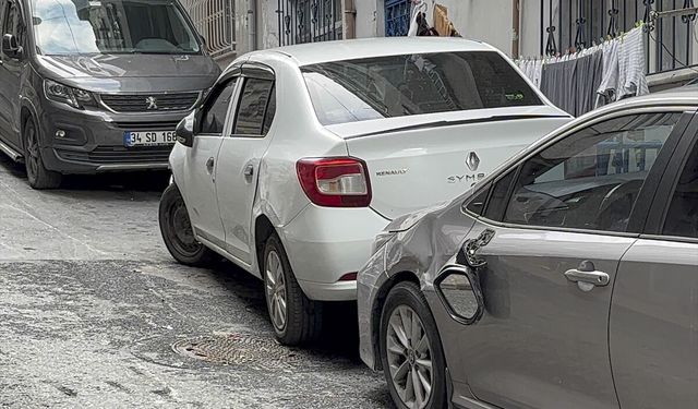Esenler'de arızalı otomobilin yüklendiği çekicinin yokuştan kayması kamerada