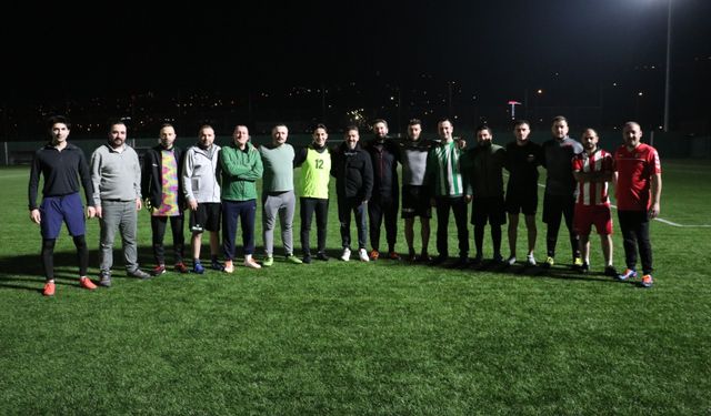 Eski Samsunsporlu futbolcular bağımlılıkla mücadeleye dikkati çekmek için sahaya çıktı