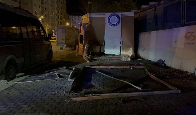 Eskişehir'de ATM'ye çarpan otomobildeki 2 kişi yaralandı
