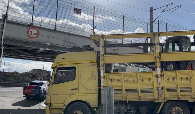 Fatih'te tren raylarının bulunduğu üst geçide tır çarptı