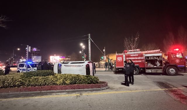 Gaziantep'te hafif ticari araç ile otomobilin çarpıştığı kazada 3 kişi yaralandı