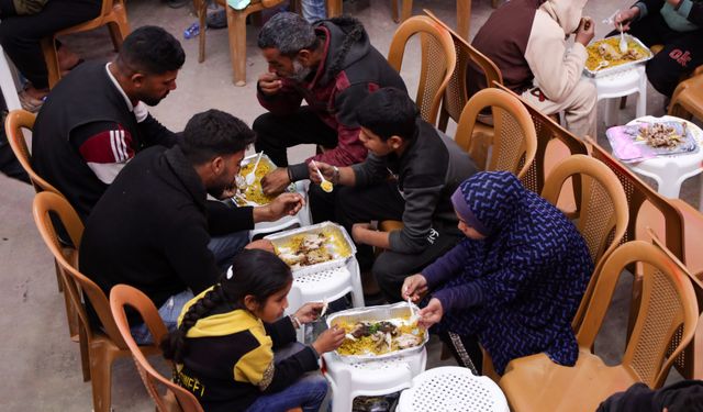 Gazze'deki Filistinliler, İsrail bombalarının sesleri olmadan ilk iftarını açtı