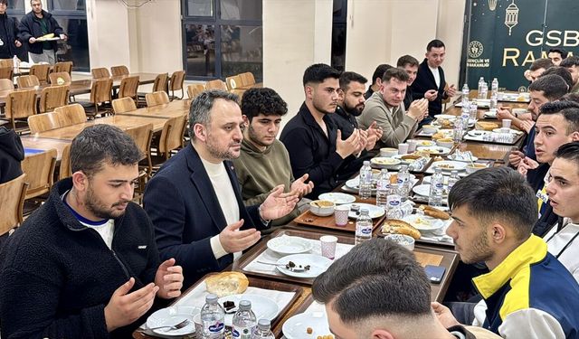 Gençlik ve Spor Bakan Yardımcısı Eminoğlu, Kırşehir'de öğrencilerle sahurda buluştu