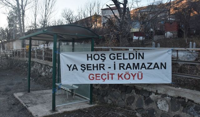 Gümüşhane'de hayırsever köylüler 18 yıldır yoldan geçenlere iftar veriyor