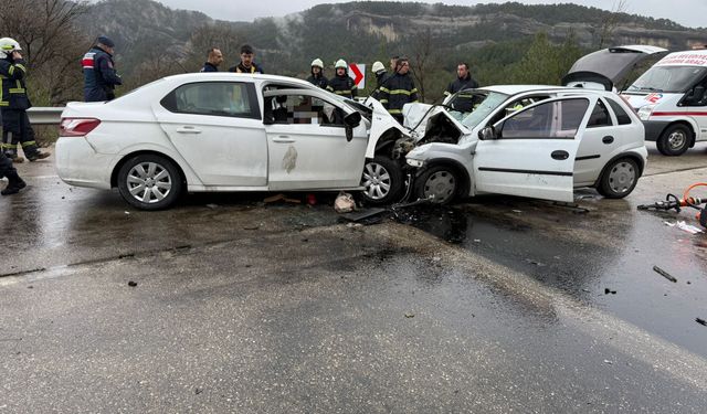 GÜNCELLEME 3 - Burdur'da iki otomobilin çarpıştığı kazada 7 kişi öldü, 5 kişi yaralandı