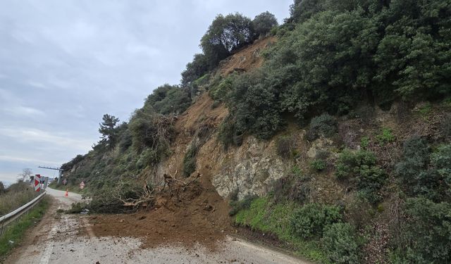 GÜNCELLEME 3 - Bursa'da toprak kayması nedeniyle kapanan Mudanya-Altıntaş sahil yolu yeniden ulaşıma açıldı