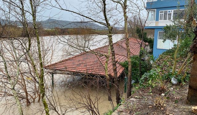 GÜNCELLEME - Antalya'da kuvvetli rüzgar ve sağanak etkili oluyor
