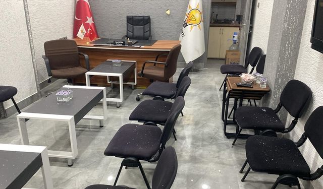 GÜNCELLEME - Balıkesir'de AK Parti Marmara İlçe Başkanlığı'na taşlı saldırıyla ilgili yakalanan zanlı tutuklandı