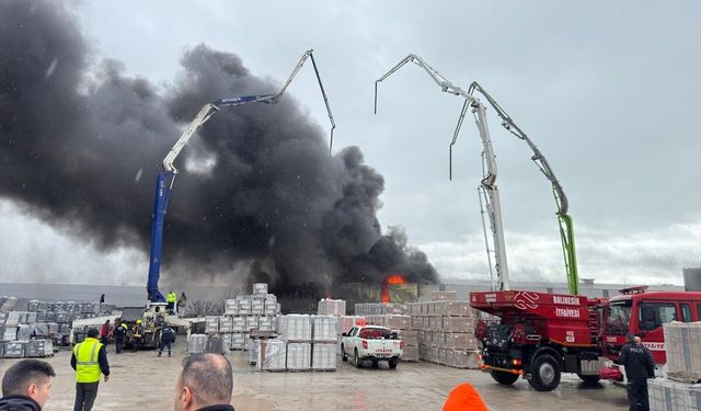 GÜNCELLEME - Balıkesir'de yapı malzemeleri deposunda çıkan yangın söndürüldü