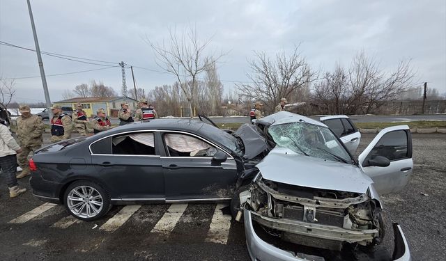 GÜNCELLEME - Bingöl'de iki otomobilin çarpıştığı kazada baba ile oğlu öldü, 4 kişi yaralandı